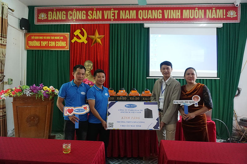 Representatives from Onetech presented a meaningful gift at Con Cuong High School.