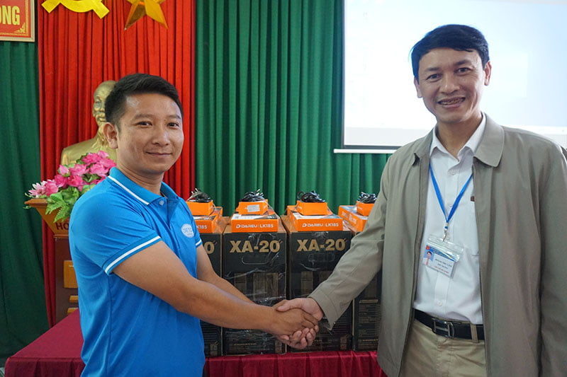 Representatives from Onetech presented a meaningful gift at Con Cuong High School.